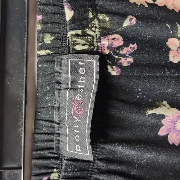 Polly & Ester large yoga pants in black and floral print that flare at the botto - Picture 3 of 3
